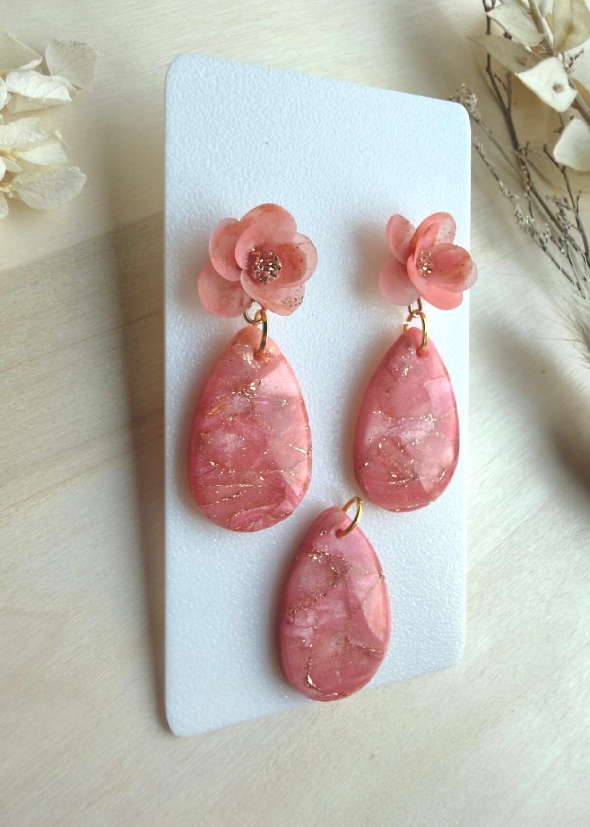 Zestaw Krople z kwiatem kolczyki + wisiorek - brzoskwiniowe - obrazek 3