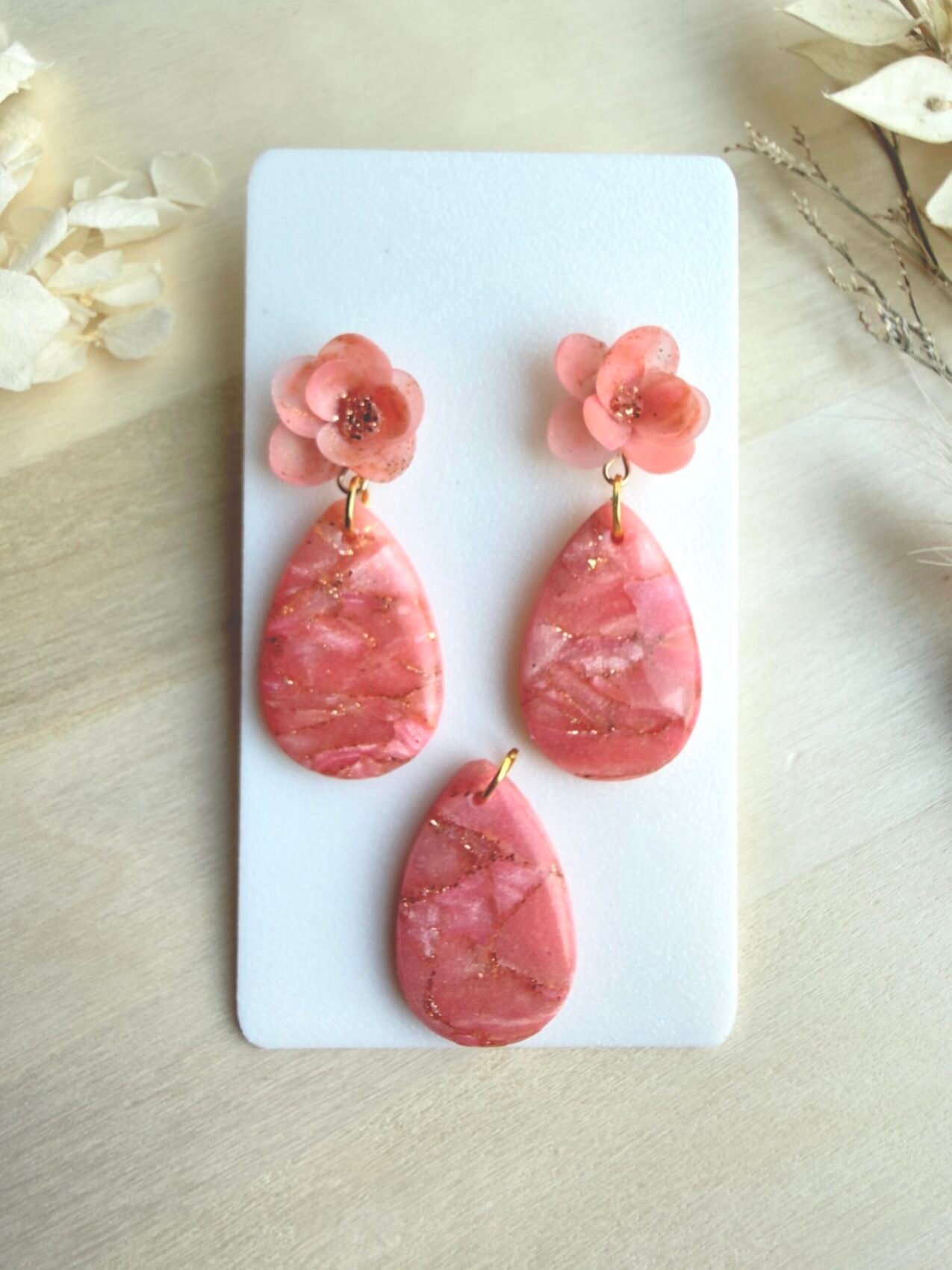 Zestaw Krople z kwiatem kolczyki + wisiorek - brzoskwiniowe