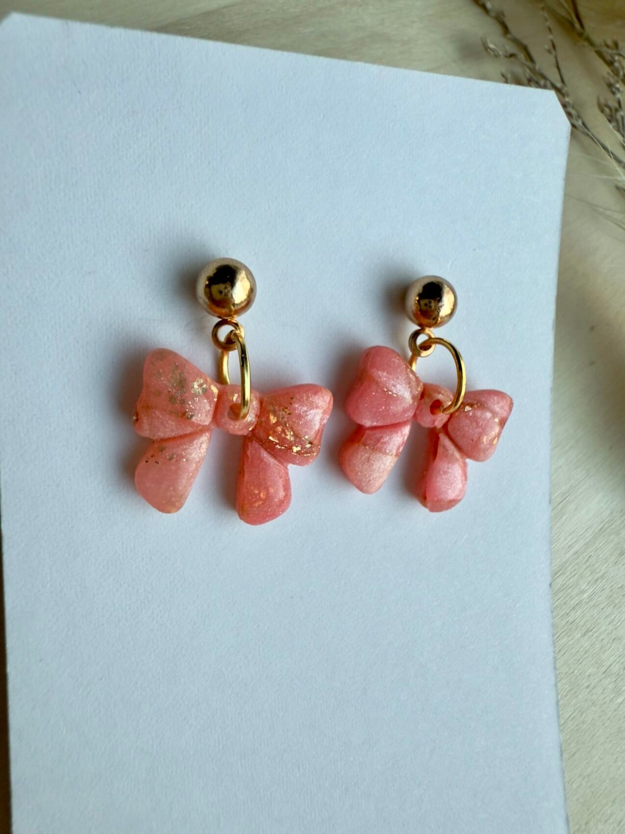 Kolczyki Kokardki wiszące marmurkowe - brzoskwiniowe - obrazek 3