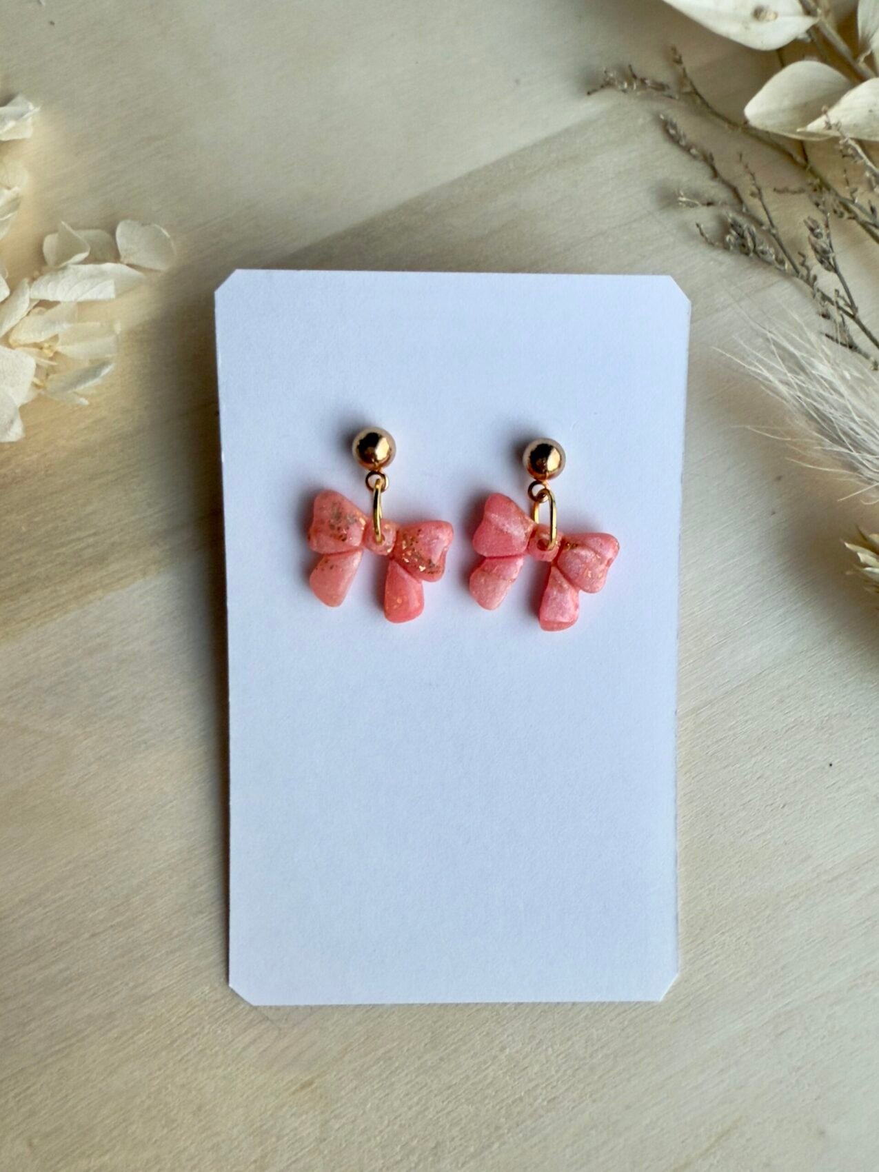 Kolczyki Kokardki wiszące marmurkowe - brzoskwiniowe