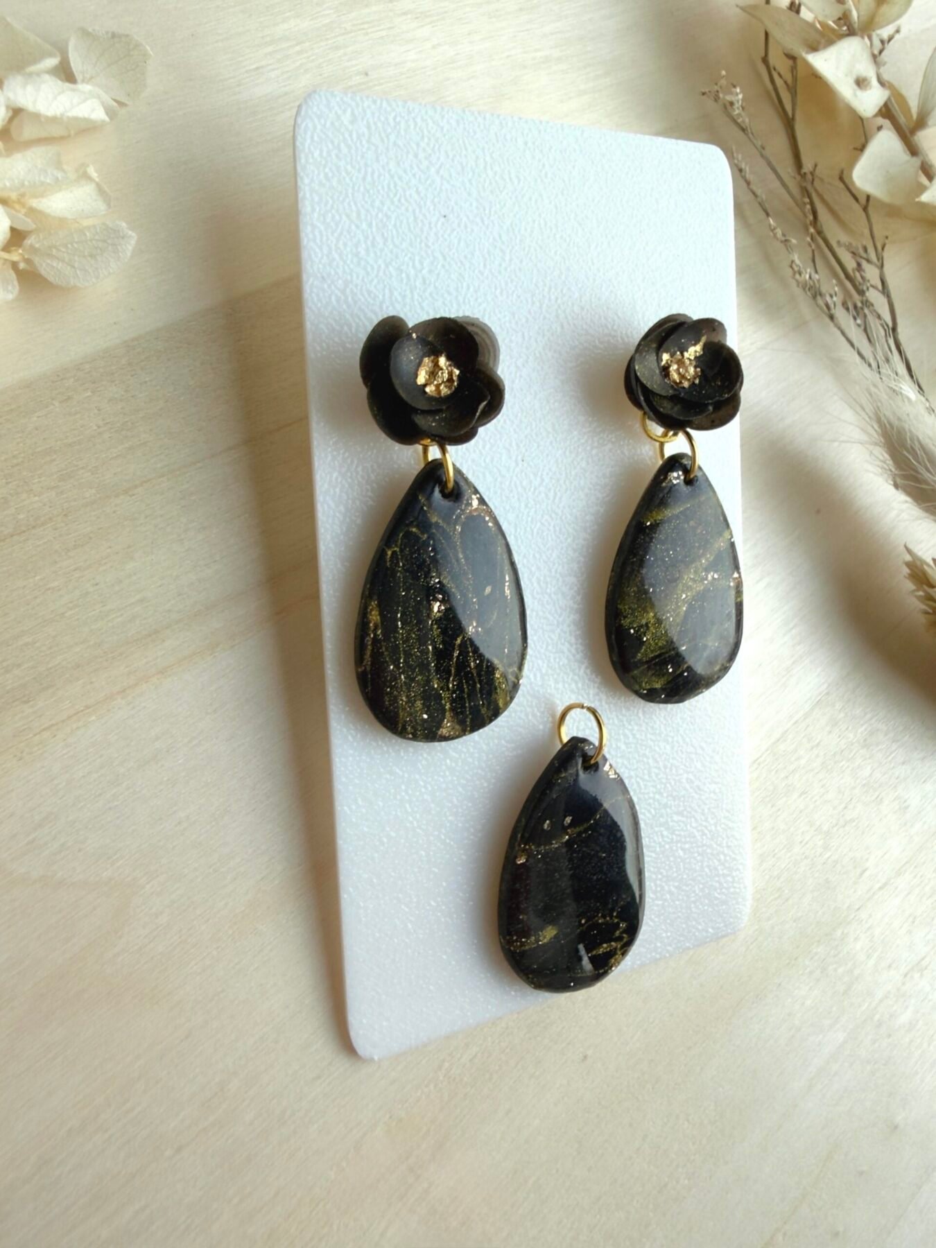 Zestaw Krople z kwiatem kolczyki+wisiorek - czarno-złote - obrazek 2