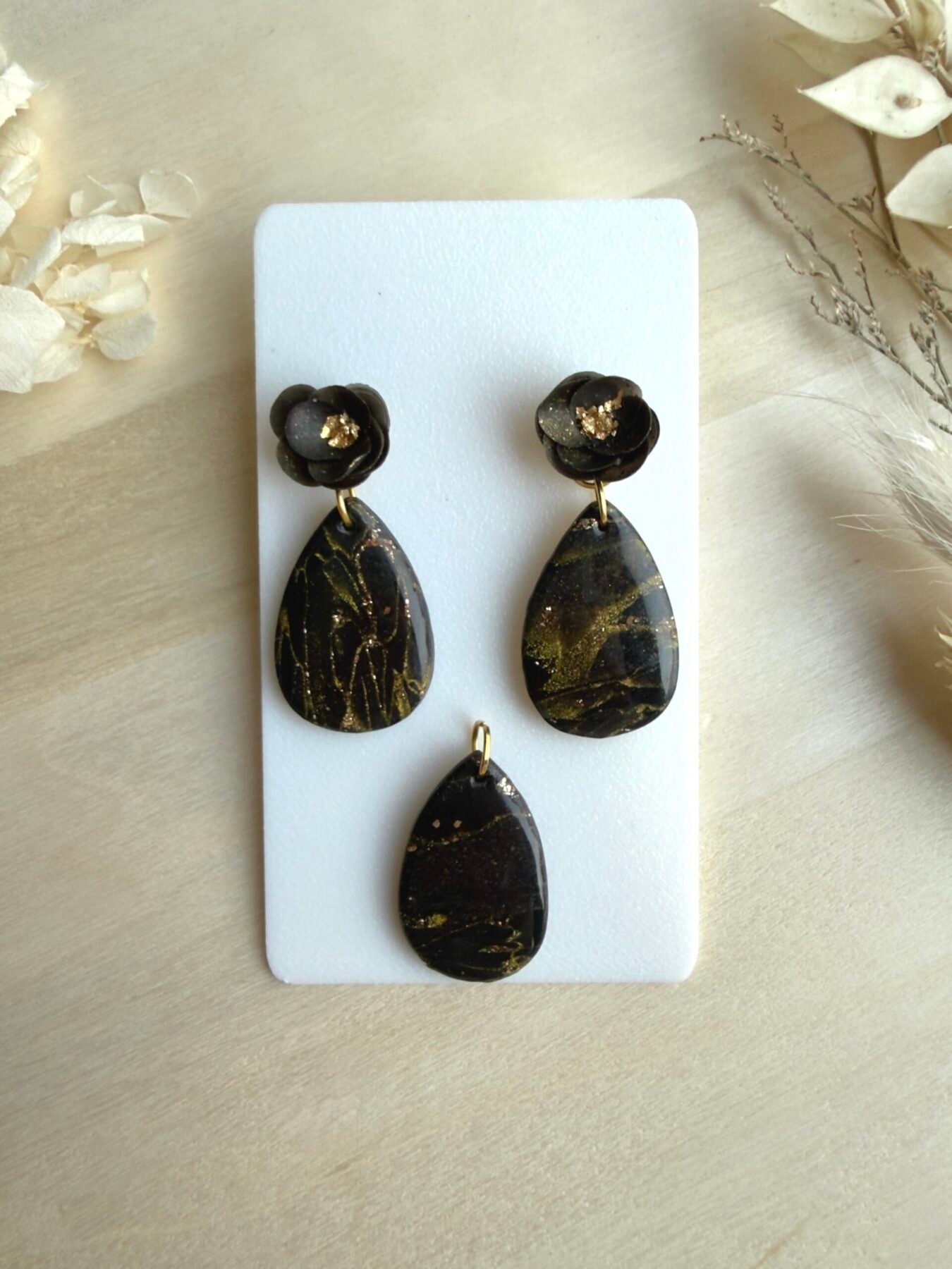 Zestaw Krople z kwiatem kolczyki+wisiorek - czarno-złote