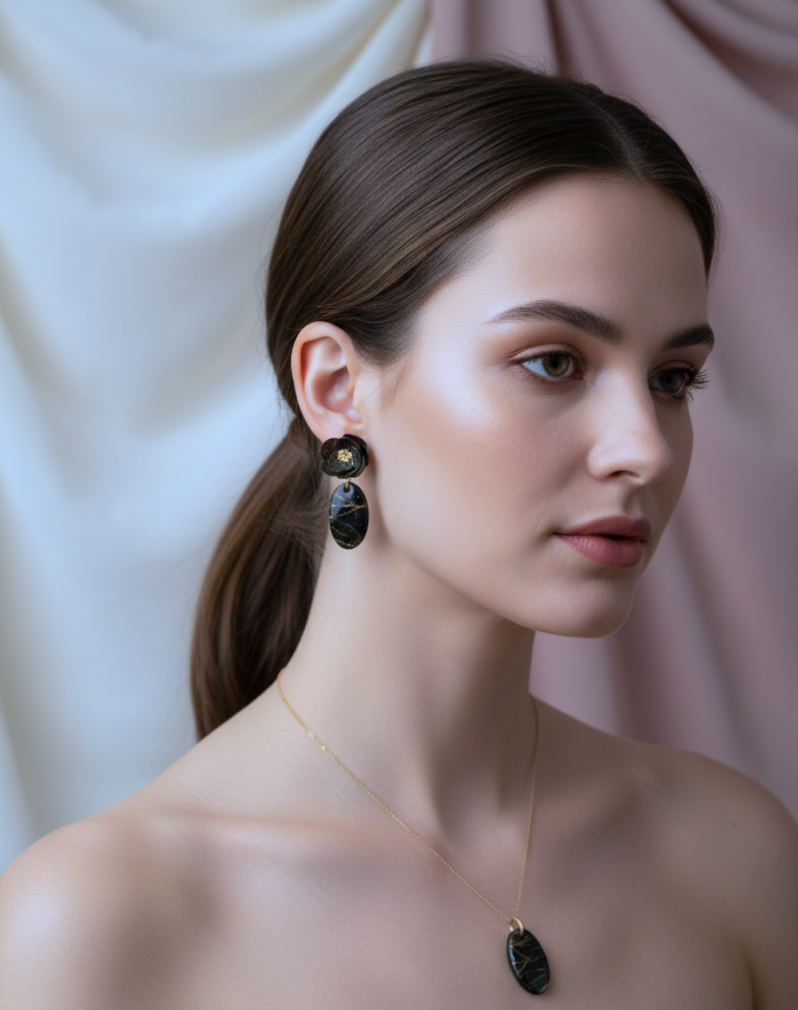 Zestaw Owal z kwiatem kolczyki+wisiorek - czarno-złote - obrazek 4