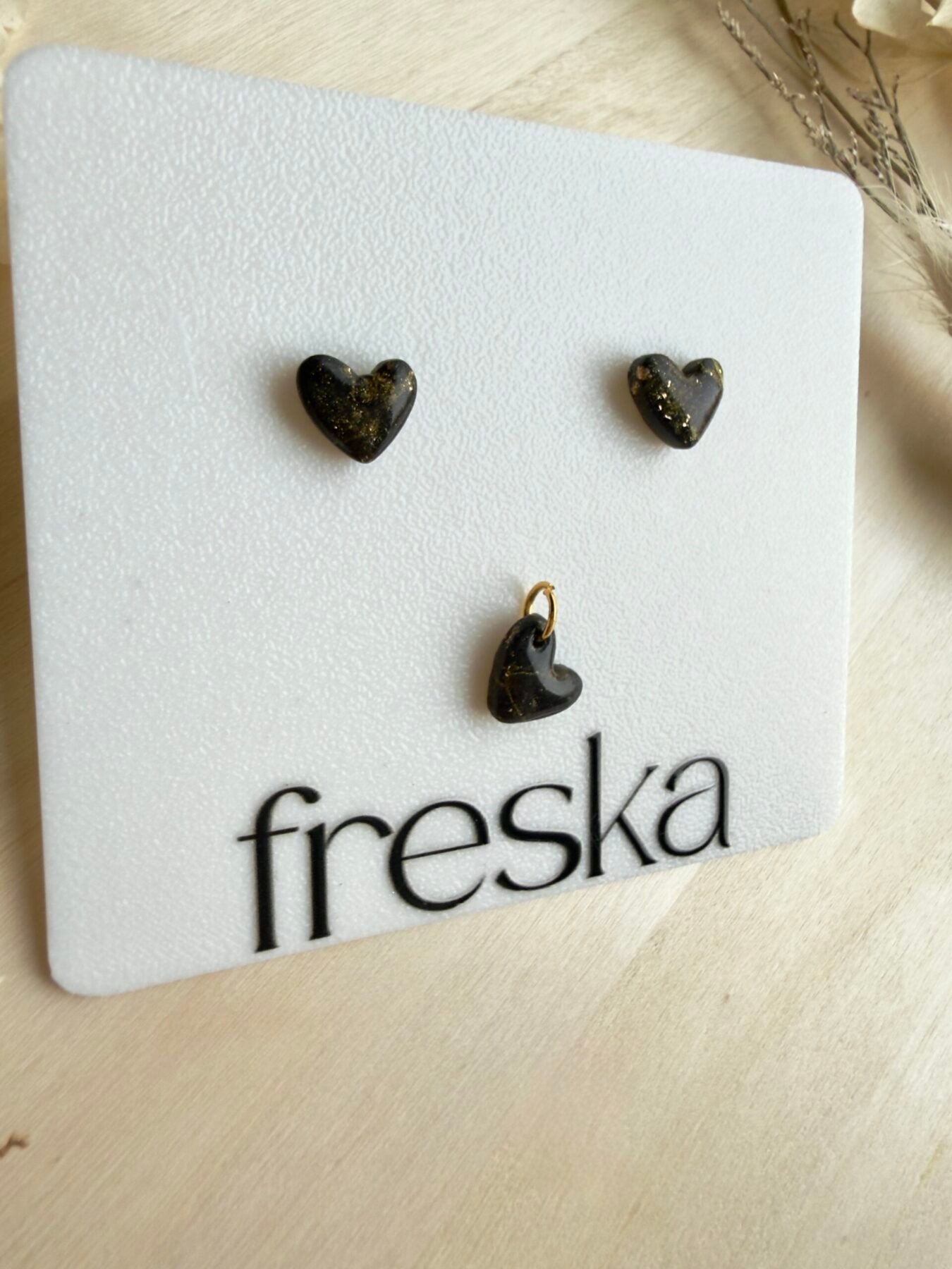 Zestaw Serduszka - kolczyki + wisiorek, czarno-złote marmurki - obrazek 2