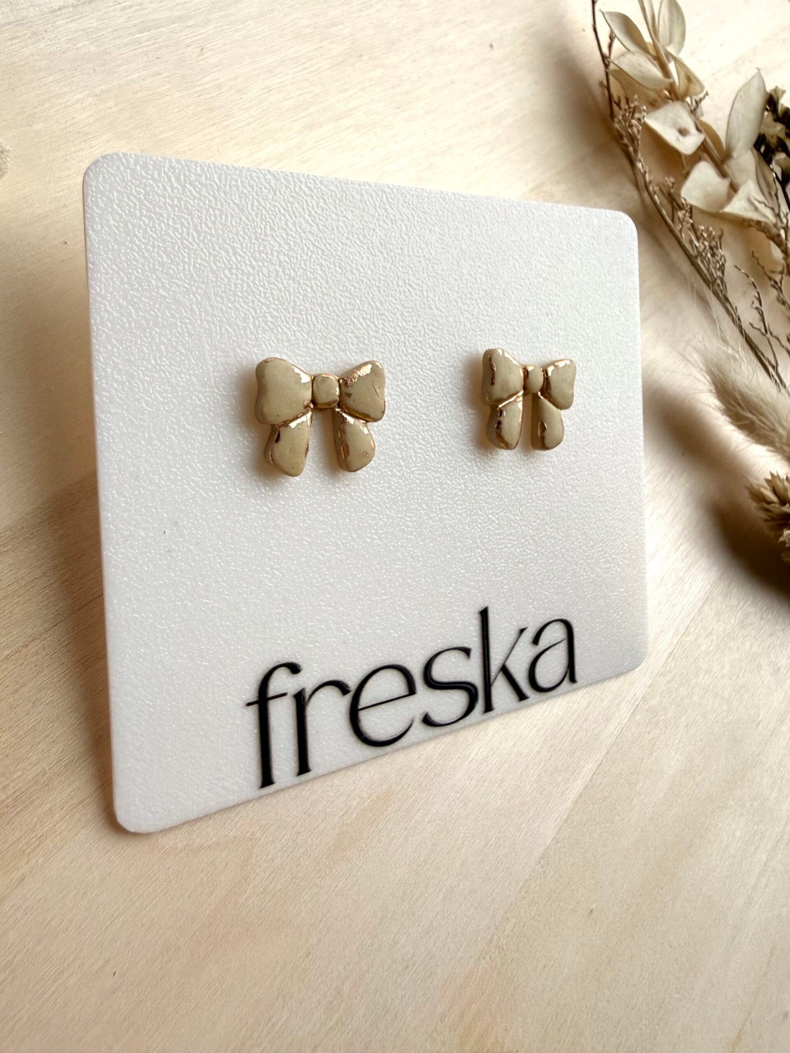 Kolczyki Kokardki matowe ze złotem - różne kolory - obrazek 2