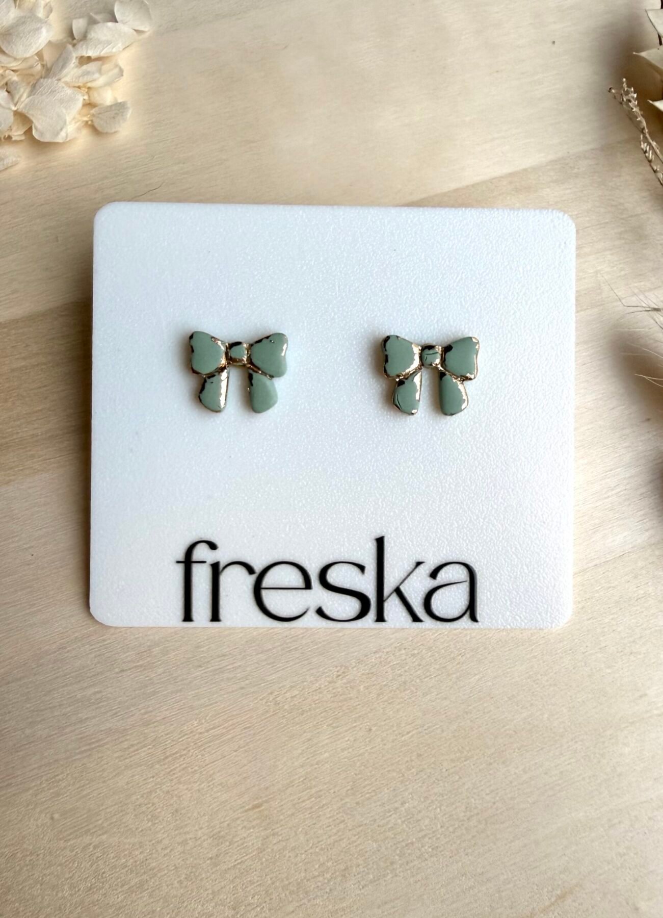 Kolczyki Kokardki matowe ze złotem - różne kolory