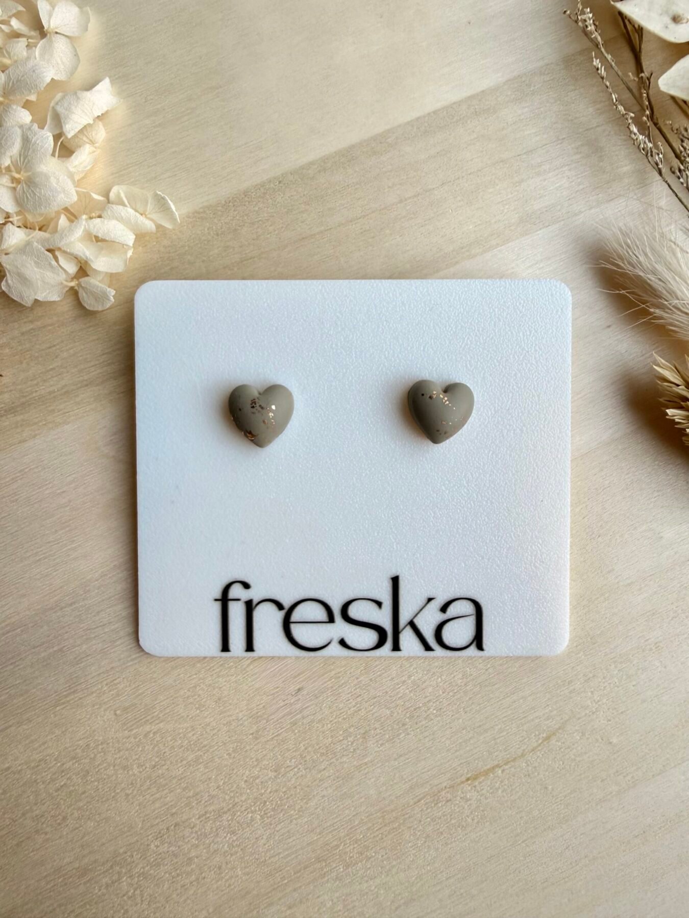 Kolczyki Serca 3D ze złotymi drobinkami - różne kolory - obrazek 2