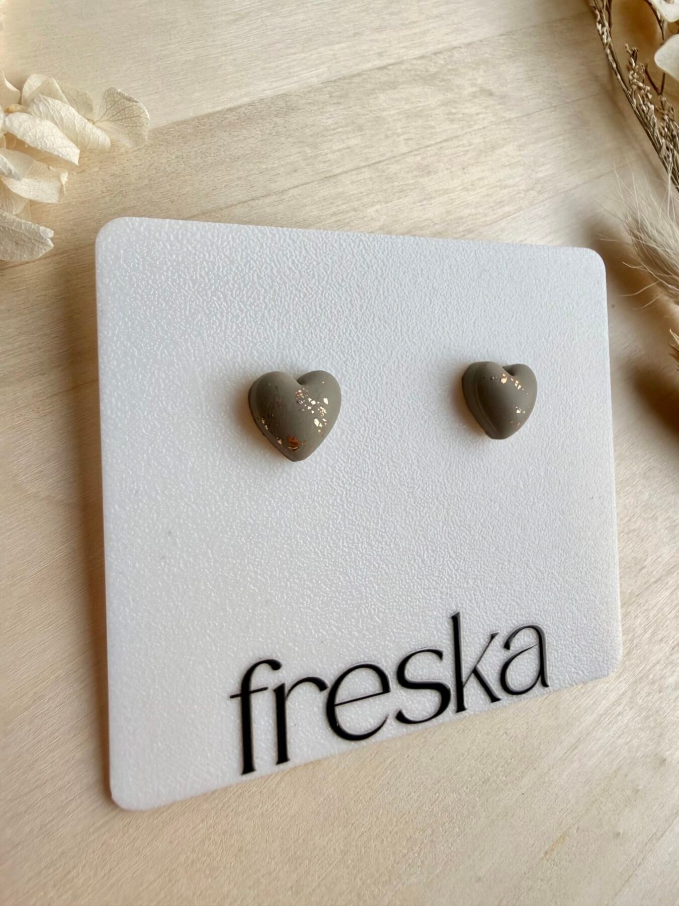 Kolczyki Serca 3D ze złotymi drobinkami - różne kolory - obrazek 4