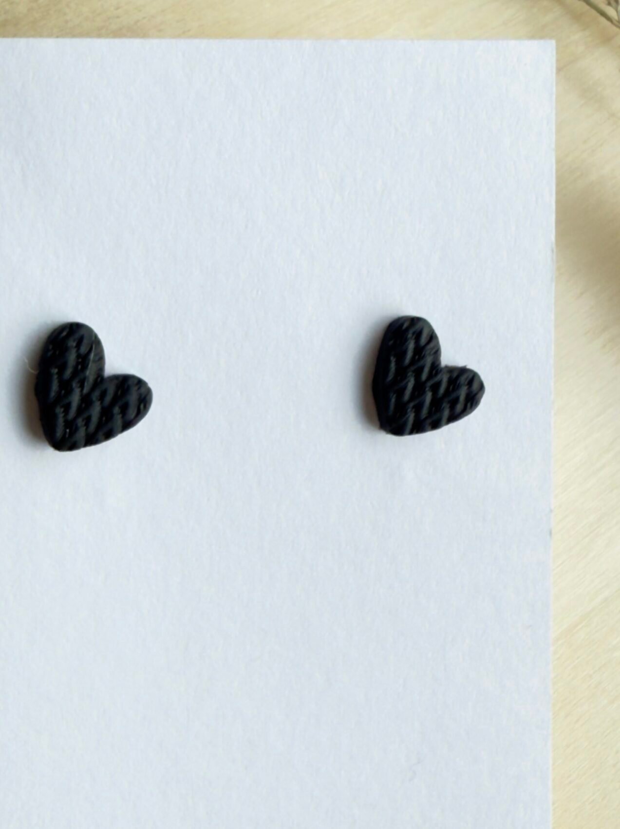 Kolczyki Serduszka sweterkowe - czarne - obrazek 2